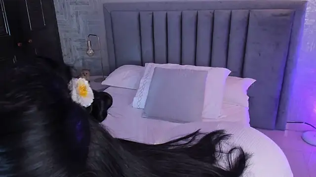 EmmaBlossom online show from April 12, 2026, 12:43 pm