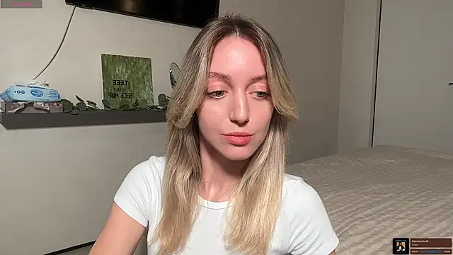 Snapshot of SophieBelll chatting on November 13, 2025, 11:20 am SophieBelll online show from November 13, 2025, 11:20 am