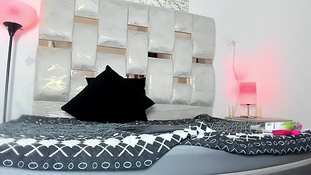 Nyra 18 online show from November 14, 2025, 8:13 am