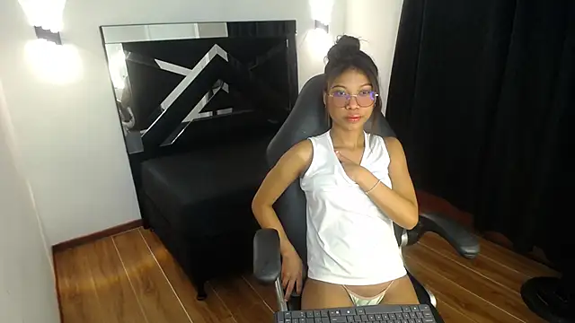 Snapshot of MarianaRojas_ chatting on November 15, 2025, 3:15 am MarianaRojas online show from November 15, 2025, 3:15 am