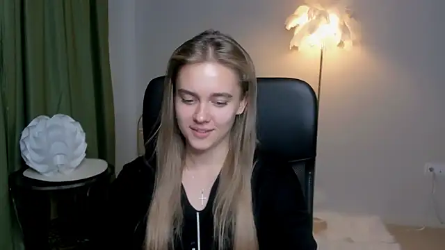 Snapshot of JuneWoods chatting on October 3, 2025, 11:51 am JuneWoods online show from October 3, 2025, 11:51 am