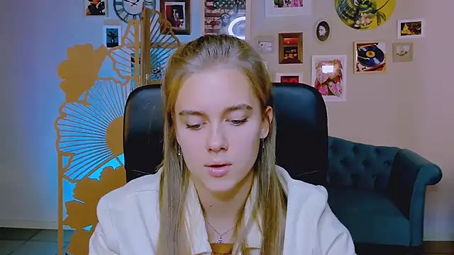 Snapshot of JuneWoods chatting on October 6, 2025, 6:33 am JuneWoods online show from October 6, 2025, 6:33 am