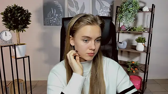 Snapshot of JuneWoods chatting on October 11, 2025, 10:58 am JuneWoods online show from October 11, 2025, 10:58 am