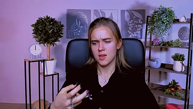 Snapshot of JuneWoods chatting on October 17, 2025, 12:19 pm JuneWoods online show from October 17, 2025, 12:19 pm