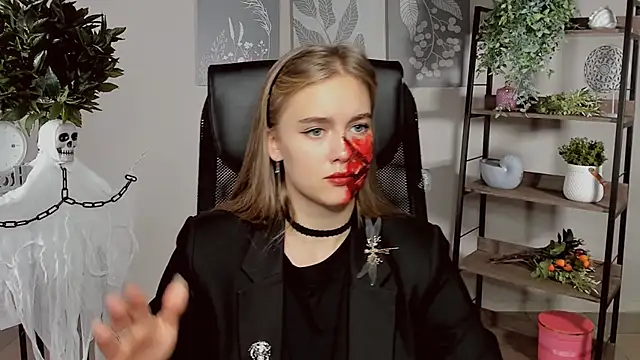 Snapshot of JuneWoods chatting on October 25, 2025, 9:39 am JuneWoods online show from October 25, 2025, 9:39 am