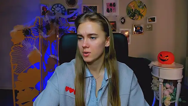 Snapshot of JuneWoods chatting on October 27, 2025, 6:39 am JuneWoods online show from October 27, 2025, 6:39 am