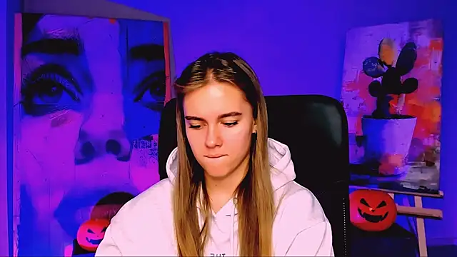 Snapshot of JuneWoods chatting on October 29, 2025, 6:37 am JuneWoods online show from October 29, 2025, 6:37 am