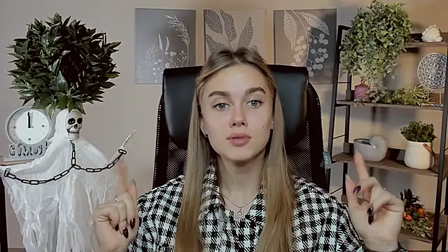 Snapshot of JuneWoods chatting on October 31, 2025, 1:01 pm JuneWoods online show from October 31, 2025, 1:01 pm