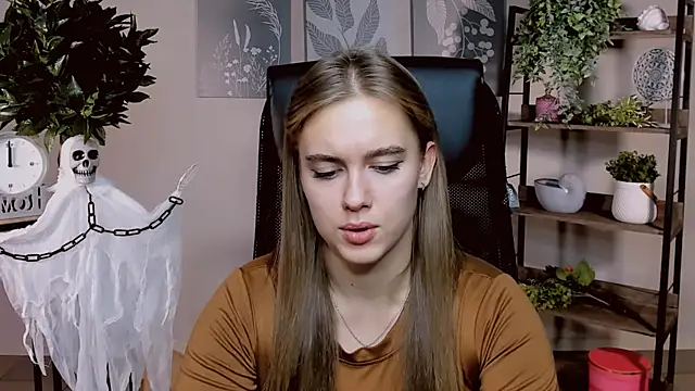 Snapshot of JuneWoods chatting on November 8, 2025, 11:43 am JuneWoods online show from November 8, 2025, 11:43 am