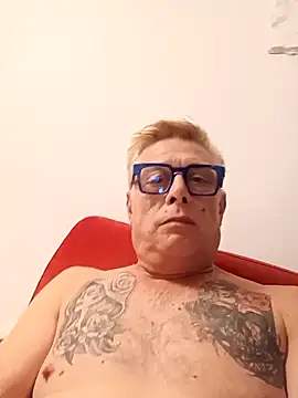 Snapshot of Andyrsdick chatting on October 4, 2025, 9:46 pm Andyrsdick online show from October 4, 2025, 9:46 pm