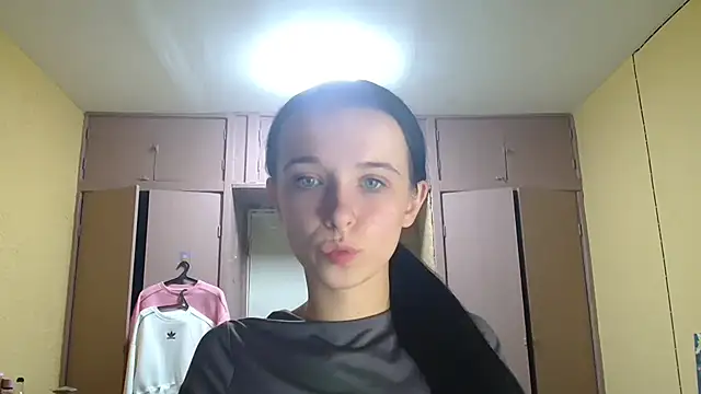 Snapshot of Emilia_Light chatting on October 4, 2025, 6:39 pm Emilia Light online show from October 4, 2025, 6:39 pm