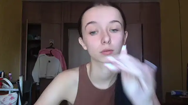 Snapshot of Emilia_Light chatting on October 5, 2025, 7:28 am Emilia Light online show from October 5, 2025, 7:28 am