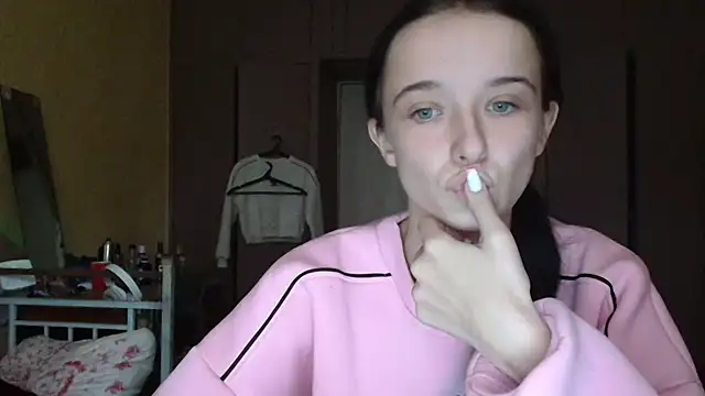 Snapshot of Emilia_Light chatting on October 7, 2025, 6:21 am Emilia Light online show from October 7, 2025, 6:21 am