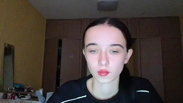 Emilia Light online show from November 18, 2025, 7:35 am