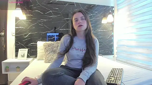 ZOE LE online show from January 13, 2026, 11:59 am