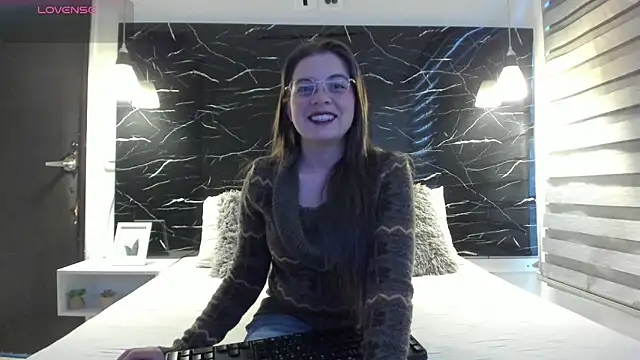 ZOE LE online show from March 6, 2026, 11:39 am