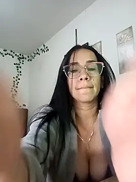 Snapshot of YaraDuartee chatting on December 1, 2025, 1:32 am YaraDuartee online show from December 1, 2025, 1:32 am