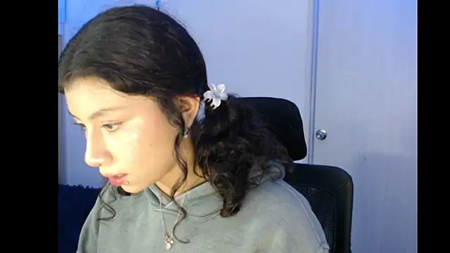 Ivonnybonn online show from November 5, 2025, 5:18 am