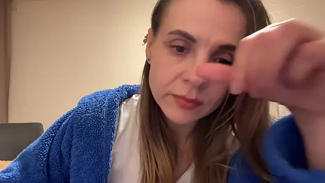 AnnieLove7722 online show from October 16, 2025, 10:11 pm