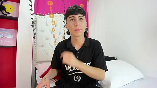 Snapshot of XaanderGrey chatting on October 5, 2025, 8:18 pm XaanderGrey online show from October 5, 2025, 8:18 pm