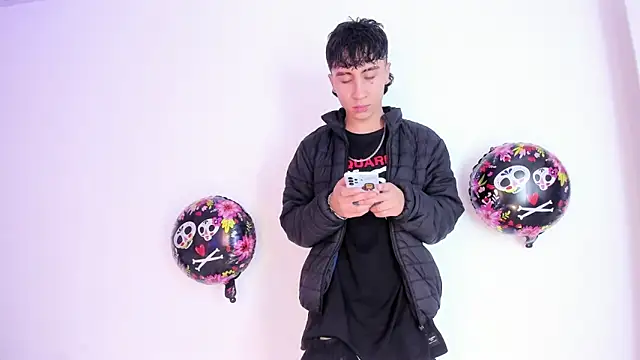 Snapshot of XaanderGrey chatting on October 8, 2025, 7:11 pm XaanderGrey online show from October 8, 2025, 7:11 pm