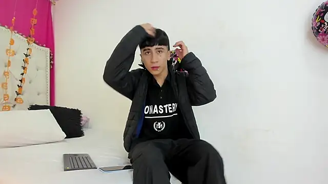 Snapshot of XaanderGrey chatting on October 10, 2025, 7:13 pm XaanderGrey online show from October 10, 2025, 7:13 pm