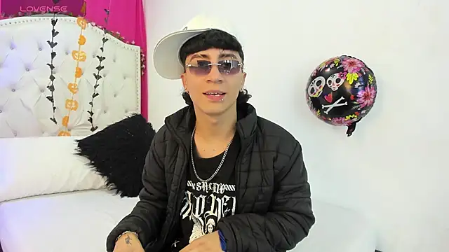 Snapshot of XaanderGrey chatting on October 14, 2025, 7:36 pm XaanderGrey online show from October 14, 2025, 7:36 pm