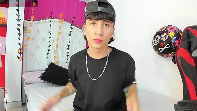 Snapshot of XaanderGrey chatting on October 17, 2025, 7:27 pm XaanderGrey online show from October 17, 2025, 7:27 pm