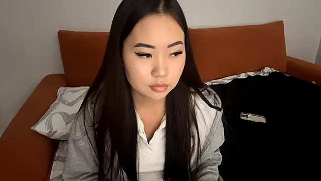 Ur neighbor Kira online show from November 7, 2025, 2:39 pm