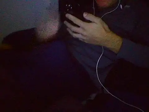 Snapshot of AlbertoRuiz086 chatting on October 10, 2025, 7:29 am AlbertoRuiz086 online show from October 10, 2025, 7:29 am