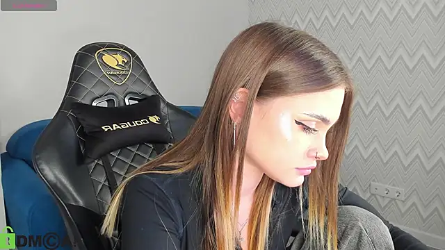 KarinaBroks online show from November 24, 2025, 1:44 pm