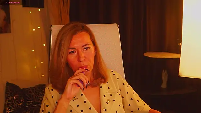 Snapshot of DonnaSmitth chatting on October 23, 2025, 3:55 pm DonnaSmitth online show from October 23, 2025, 3:55 pm