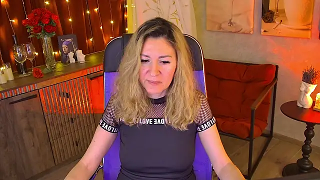 DonnaSmitth online show from April 21, 2026, 1:42 am