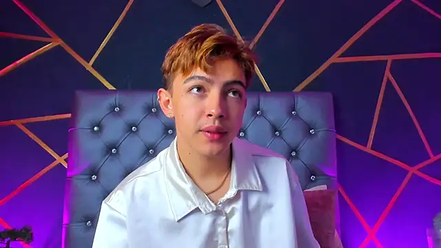 Lian Miller1  online show from November 4, 2025, 12:26 pm