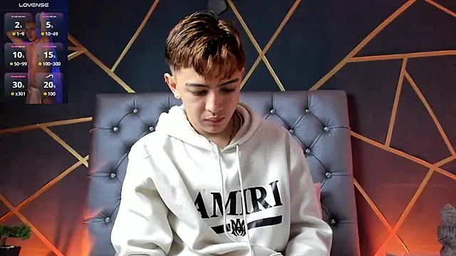 Lian Miller1  online show from November 12, 2025, 12:16 pm