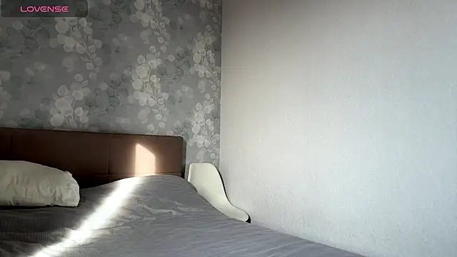 MIA SHADE online show from November 21, 2025, 8:02 am