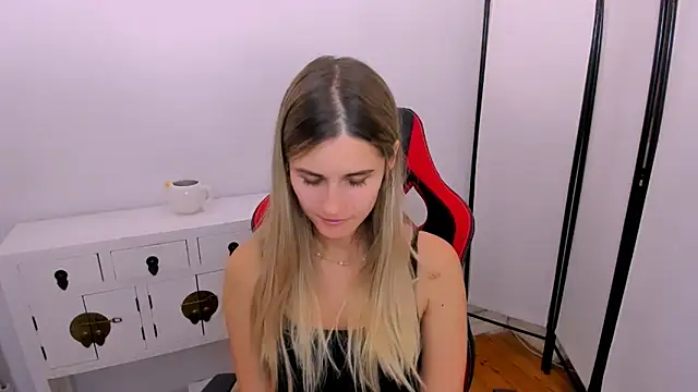 CatrinAmore online show from October 12, 2025, 4:44 am