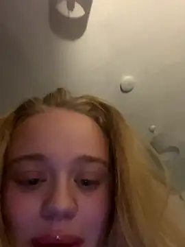 Snapshot of LilyPopsxx chatting on September 29, 2025, 6:35 pm LilyPopsxx online show from September 29, 2025, 6:35 pm