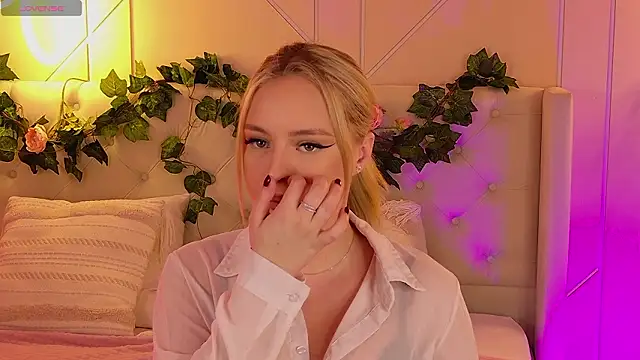 Snapshot of EllyLinn chatting on February 24, 2026, 5:11 pm EllyLinn online show from February 24, 2026, 5:11 pm