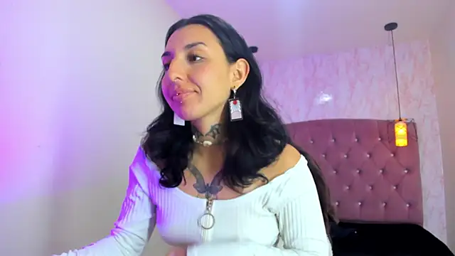 Snapshot of Iris__77 chatting on October 24, 2025, 5:31 pm Iris 77 online show from October 24, 2025, 5:31 pm