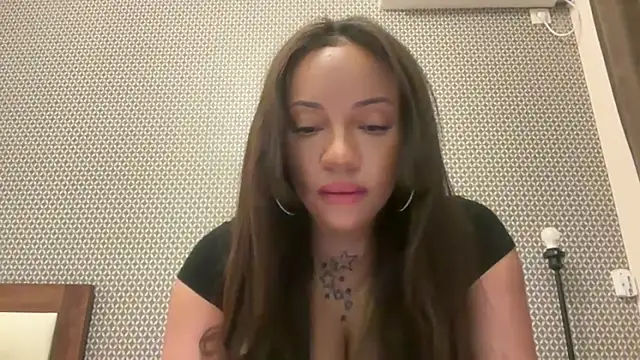 realrockybee1 online show from November 14, 2025, 11:02 pm