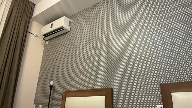 realrockybee1 online show from November 20, 2025, 10:53 pm