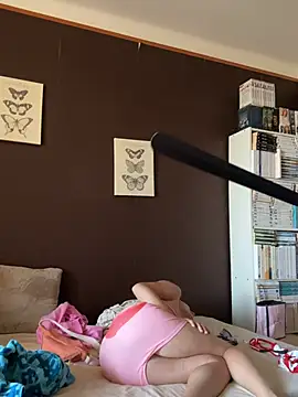 GoldenPussy1329 online show from June 27, 2026, 1:28 pm