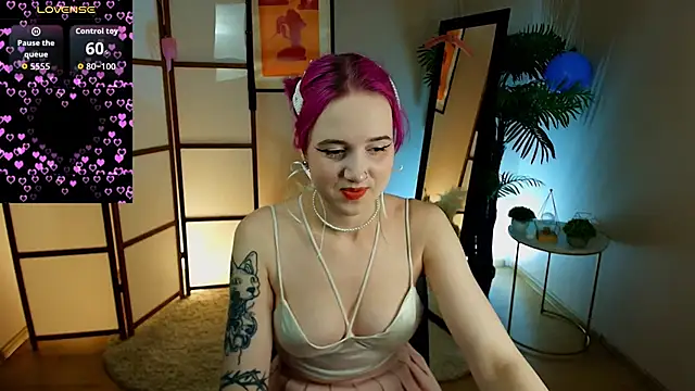 luna son online show from October 7, 2025, 9:56 pm