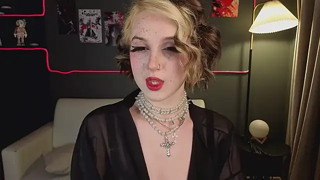 luna son online show from April 17, 2026, 9:40 pm