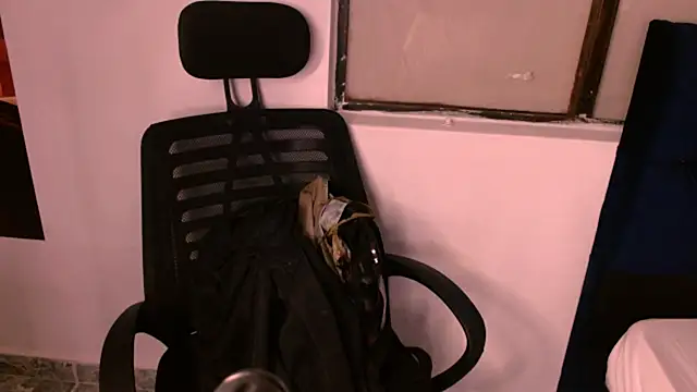 Snapshot of ChloePetite_0 chatting on November 8, 2025, 7:01 pm ChloePetite 0 online show from November 8, 2025, 7:01 pm