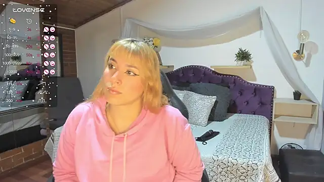 sophialyh 1 online show from September 30, 2025, 1:05 pm