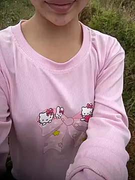 Snapshot of Miubeeeee chatting on November 17, 2025, 2:39 am Miubeeeee online show from November 17, 2025, 2:39 am