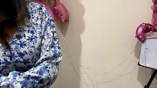 Snapshot of CarollFalick chatting on October 30, 2025, 12:28 pm CarollFalick online show from October 30, 2025, 12:28 pm