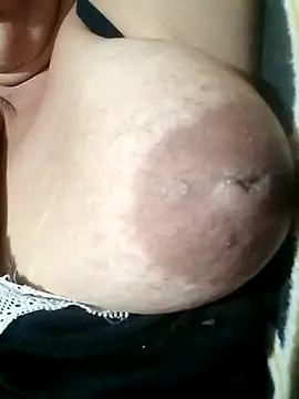 Snapshot of Hotmommax chatting on October 22, 2025, 7:24 pm Hotmommax online show from October 22, 2025, 7:24 pm